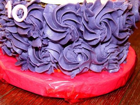 TARTA VIOLETTA CON OBLEA Y BUTTERCREAM TARTA VIOLETTA CON OBLEA Y BUTTERCREAM