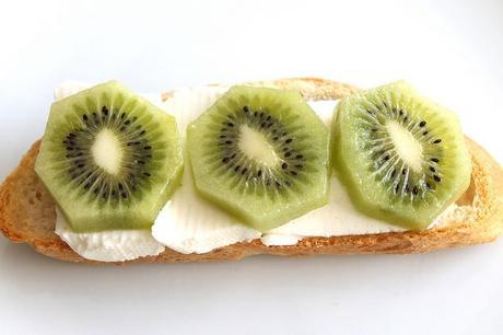Tostada de queso con kiwi