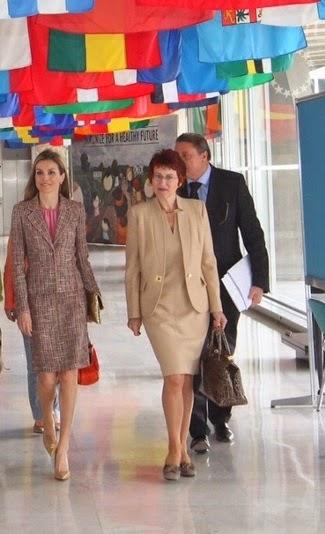 Letizia con el clásico  fraje de chaqueta  y un look casual con  chupa de cuero y pantalón étnico