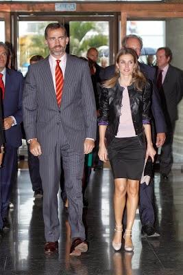 Letizia con el clásico  fraje de chaqueta  y un look casual con  chupa de cuero y pantalón étnico