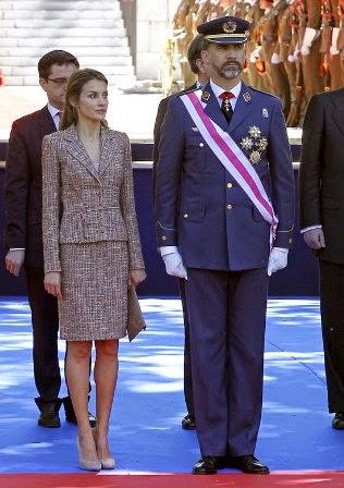 Letizia con el clásico  fraje de chaqueta  y un look casual con  chupa de cuero y pantalón étnico