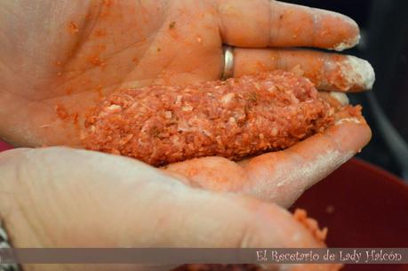Rollitos de carne especiados acompañados de patatas y pimiento rojo