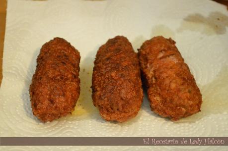 Rollitos de carne especiados acompañados de patatas y pimiento rojo