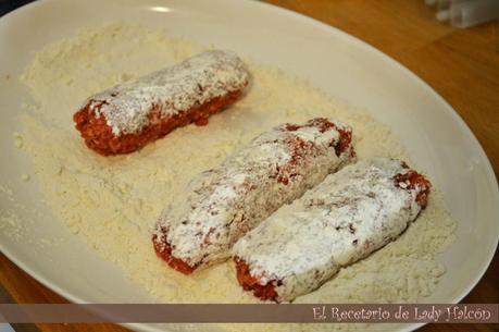 Rollitos de carne especiados acompañados de patatas y pimiento rojo