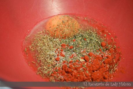 Rollitos de carne especiados acompañados de patatas y pimiento rojo