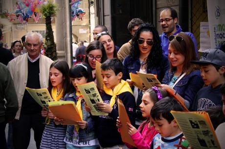 Niños de un colegio de Ourense cantando la copla que han compuesto para su mayo. Foto: Sara Gordón