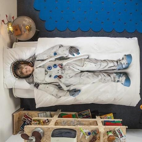 edredón infantil blanco con la forma de un astronauta