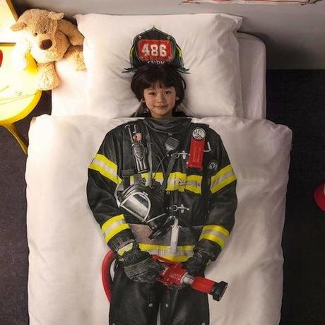 edredón infantil blanco con la figura de un bombero para niños