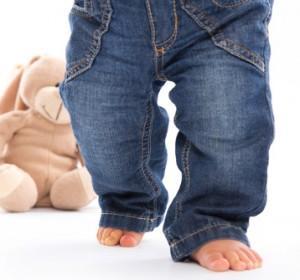 Erste Schritte - Jeans - Kind lernt gehen