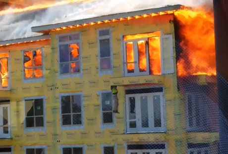 Dramático video de un rescate en un impactante incendio