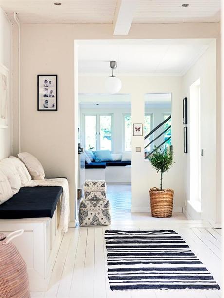 UNA CASITA DE ESTILO NÓRDICO AL BORDE DEL LAGO UNA CASITA DE ESTILO NÓRDICO AL BORDE DEL LAGO