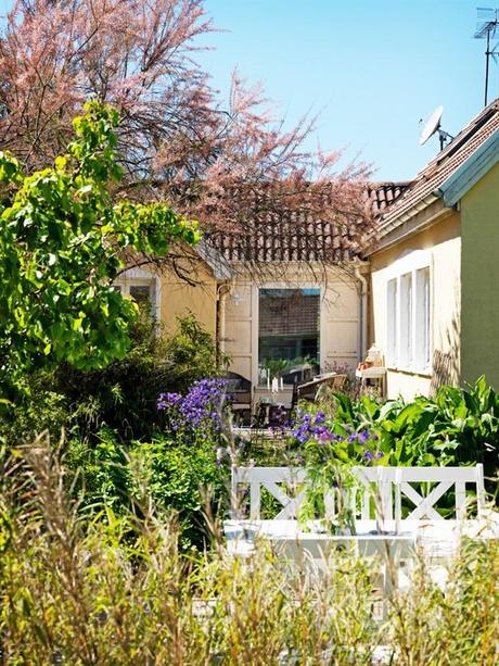 UNA CASITA DE ESTILO NÓRDICO AL BORDE DEL LAGO UNA CASITA DE ESTILO NÓRDICO AL BORDE DEL LAGO
