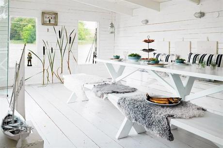 UNA CASITA DE ESTILO NÓRDICO AL BORDE DEL LAGO UNA CASITA DE ESTILO NÓRDICO AL BORDE DEL LAGO