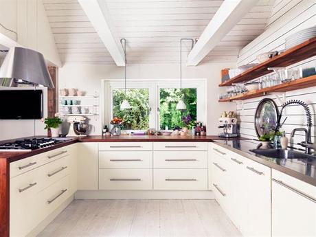 UNA CASITA DE ESTILO NÓRDICO AL BORDE DEL LAGO UNA CASITA DE ESTILO NÓRDICO AL BORDE DEL LAGO