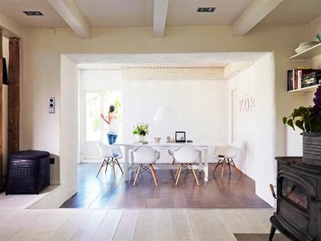 UNA CASITA DE ESTILO NÓRDICO AL BORDE DEL LAGO UNA CASITA DE ESTILO NÓRDICO AL BORDE DEL LAGO