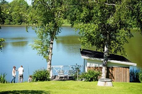 UNA CASITA DE ESTILO NÓRDICO AL BORDE DEL LAGO