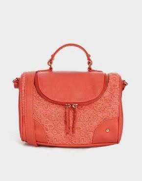 Pon un toque de color con los bolsos de Asos.