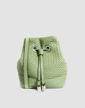 Pon un toque de color con los bolsos de Asos.