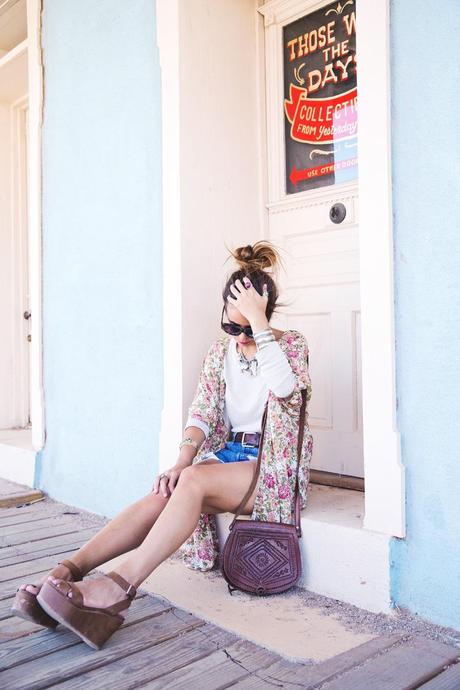 TOMBSTONE-Arizona-Trip-Road-Collage_Vintage-Levis-Floral_Kimono-Outfit-Street_Style-37