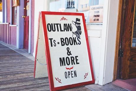 TOMBSTONE-Arizona-Trip-Road-Collage_Vintage-Levis-Floral_Kimono-Outfit-Street_Style-8