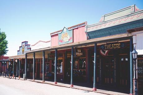 TOMBSTONE-Arizona-Trip-Road-Collage_Vintage-Levis-Floral_Kimono-Outfit-Street_Style-11