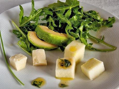 Ensalada de rúcula y aguacate a la vinagreta de cebollino con dados de manzana y queso manchego