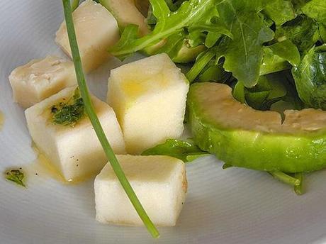 Ensalada de rúcula y aguacate a la vinagreta de cebollino con dados de manzana y queso manchego