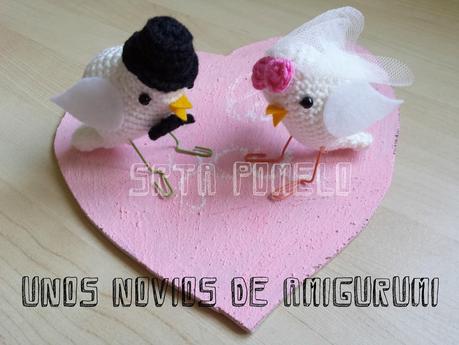 Un par de novios de amigurumi.