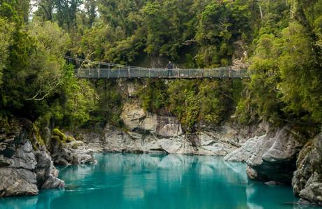Ahí estoy, en lo alto del puente en la Hokitika Gorge, Westland