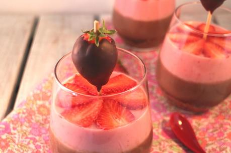 Chocolate & strawberry pudding over ginger crust