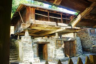 Ibias, Senda del oro, caserío Pena del Corvo