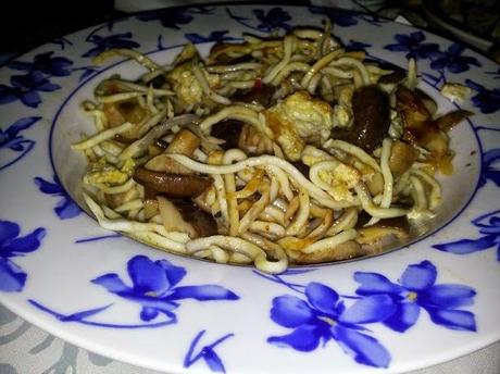 Salteado de gulas con setas chinas y tortilla