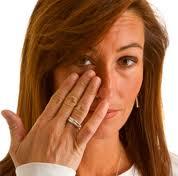 Odiosas bolsas, ojeras y párpados caídos: ¿qué hacer?