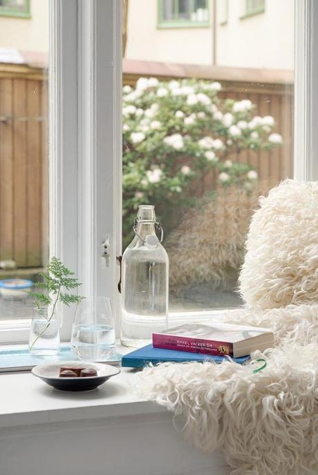 Ingeniosa distribución en 38 m² interiores espacios pequeños estilo nórdico escandinavo dormitorio en altillo distribución piso ingeniosa decoración pisos pequeños decoración nórdica cocinas pequeñas nórdicas blog decoración nórdica