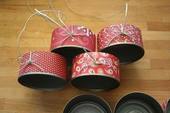 Reciclar latas para hacer un portavelas colgante