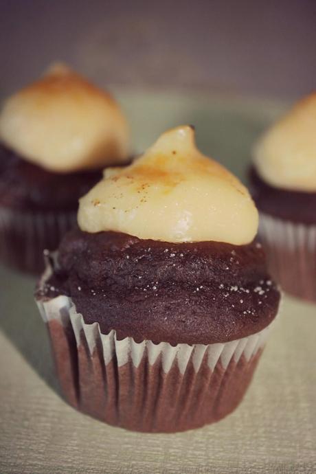 CUPCAKES DE CHOCOLATE Y CREMÉ BRULEÉ