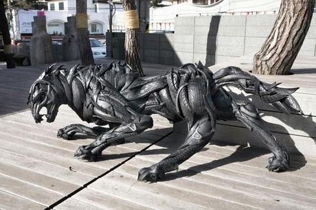 Yong Ho Ji Arte con Neumáticos Yong Ho Ji Arte con Neumáticos