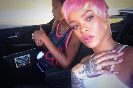 Rihanna pelo rosa