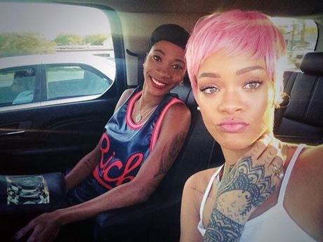 Rihanna pelo rosa