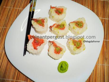 Falso uramaki de salmón ahumado y guacamole