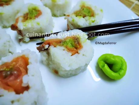 Falso uramaki de salmón ahumado y guacamole
