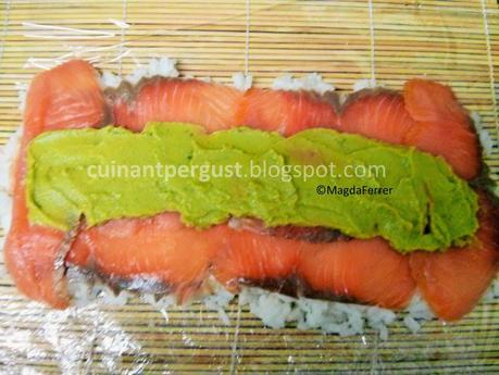 Falso uramaki de salmón ahumado y guacamole