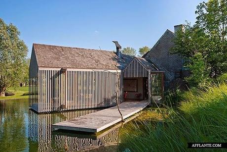 Refugio de Madera en el Lago