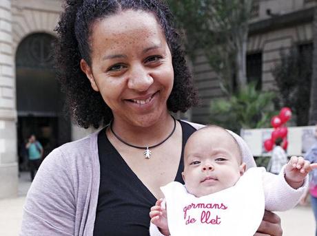 Sònia, que ha sido receptora y donante de leche materna, junto a su hija ayer en Barcelona.