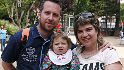 Pilar junto a su marido Eugeni y su hija Nahia ayer en el encuentro de Hermanos de Leche.