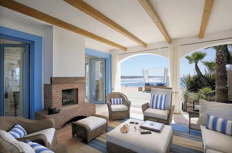 BLANCO Y AZUL CON VISTAS AL MAR