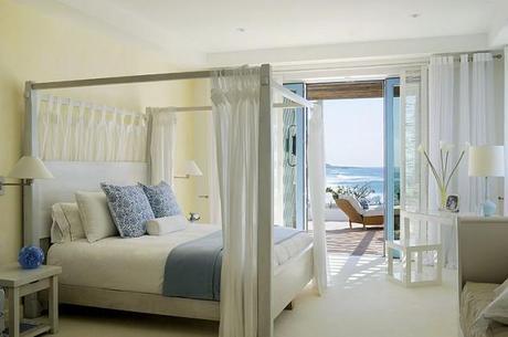 BLANCO Y AZUL CON VISTAS AL MAR