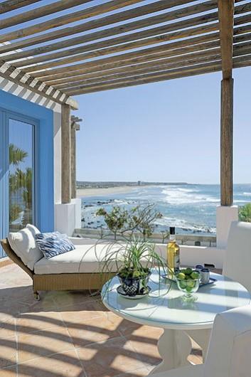 BLANCO Y AZUL CON VISTAS AL MAR