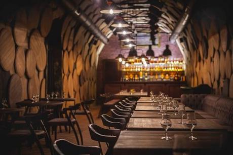 Bar Shustov en Odesa – Ucrania: Denis Belenko saca a la luz el brandy. 1 brandy bar