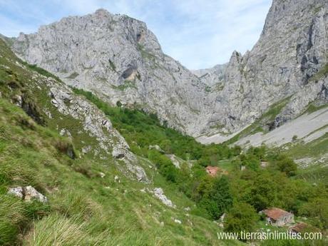 Naranjo de Bulnes: ruta de dos días Bulnes desde Canal Camburero